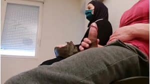 Donna musulmana guarda un uomo che si masturba in sala d’attesa